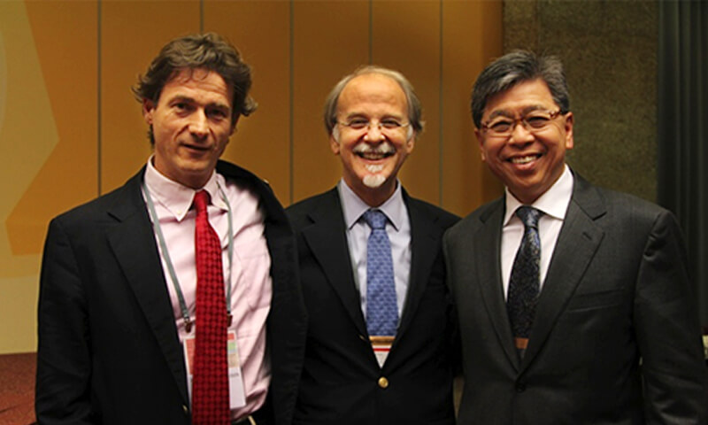 Photo of Piero Carninci with HUGO president and Chen Award 2014 Recipient
