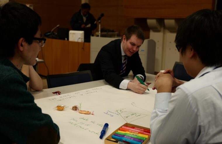 シンポジウムでのグループディスカッションのようす